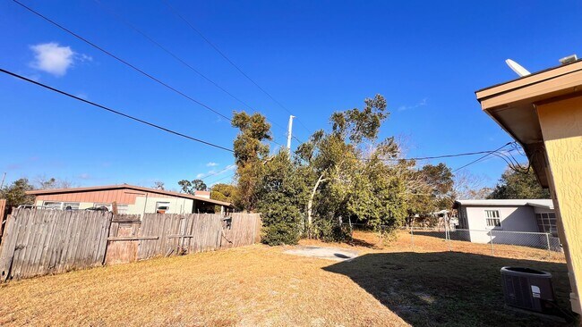 Building Photo - $300 off of a month of rent! Charming 3-Bedroom Home in Deltona! – Pets Welcome (Up to 30 lbs) – ...