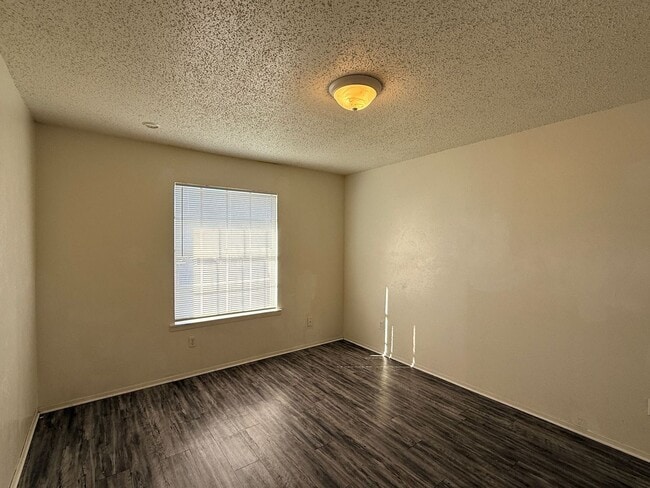 Building Photo - SECTION 8/HUD ACCEPTED - AVAILABLE NOW!