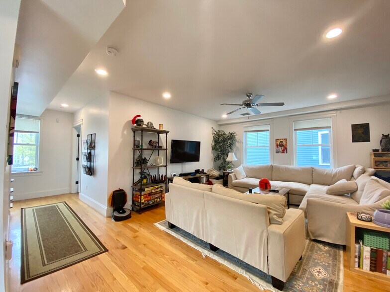 Building Photo - 14 Fern St