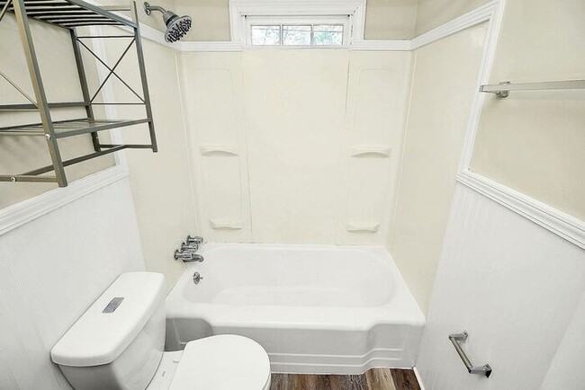 Building Photo - Charming 2BD/1BA Duplex