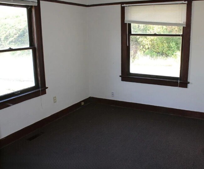 Building Photo - 6 bedroom, 2 Bath Home Available in August!