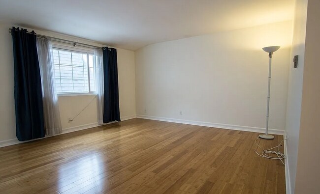 Living Room / Entry - 8130 Redlands St