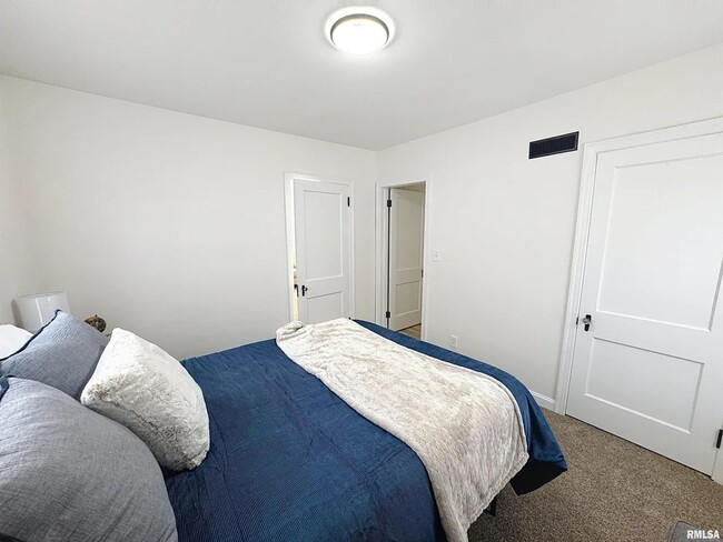 Building Photo - 3 bedroom Rental in Rock Island