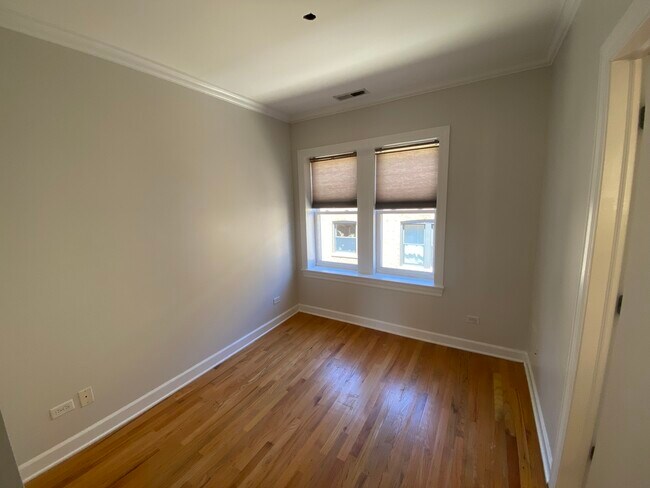 Building Photo - 1156 W Cornelia Ave
