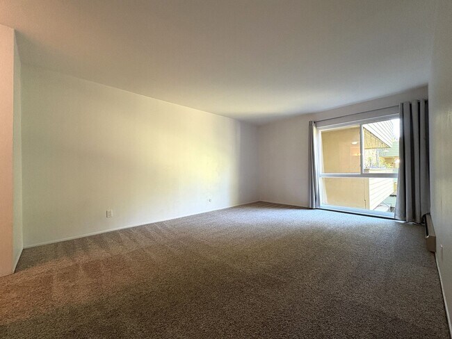 Building Photo - Spacious Updated 2 Bed / 2 Bath Condo with A/C, Huge Balcony & Community Pool
