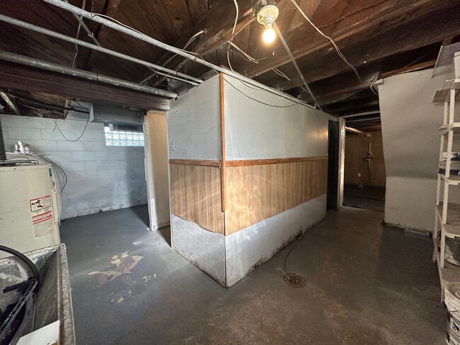 Building Photo - Beautiful 3 bedroom, 1 bath single family home with fenced yard and garage