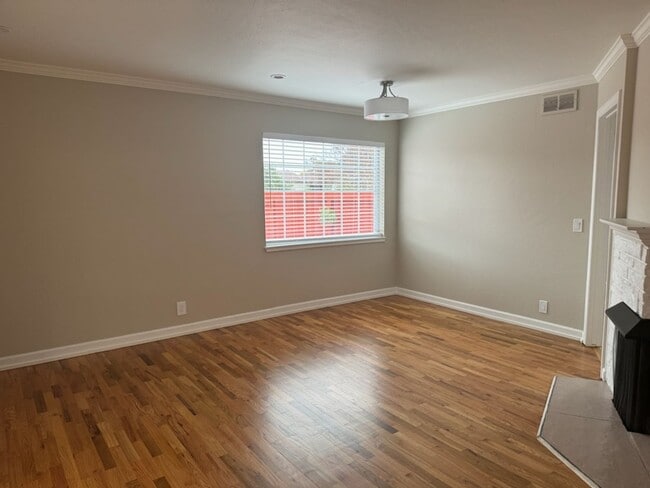 Building Photo - Beautiful 3 Bedroom 1.5 Bath Home, Close to Santana Row.