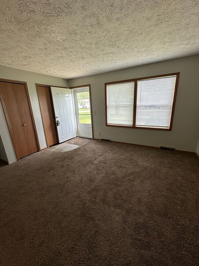 Building Photo - 3975-3985 N Meadow Ridge Dr