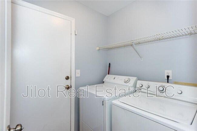 Building Photo - 483 Mountain Oaks Pkwy