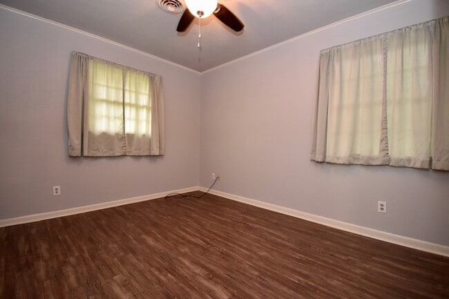 Building Photo - Spacious 4 bedroom 3 bathroom home with large yard and 2 car garage