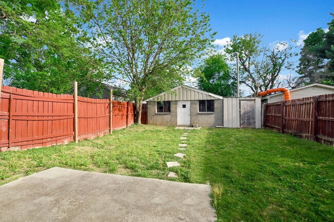 Building Photo - 913 Denmark St