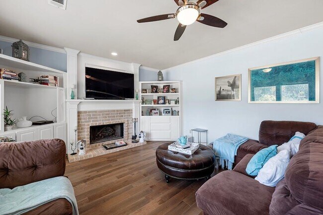 Building Photo - 1207 Lakeway Dr