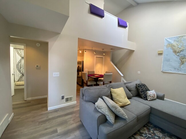 Building Photo - 2 Bed 2 Bath Two-Level Condo With Updates ...