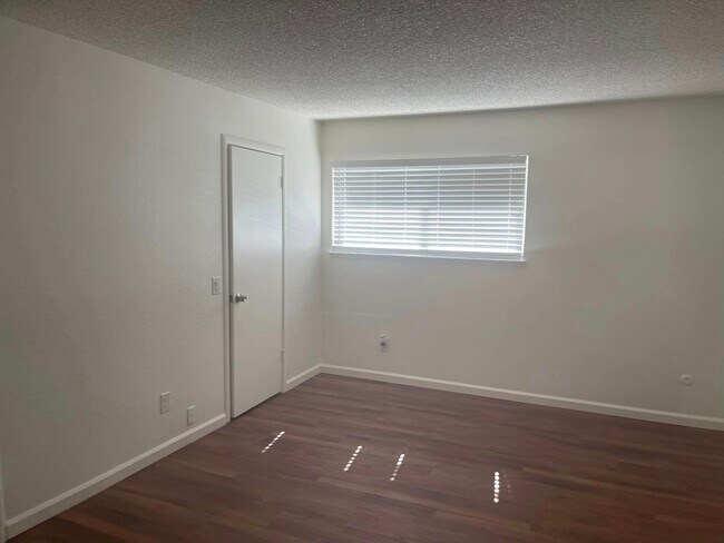 Building Photo - 4973-4975 Summerwood Circle