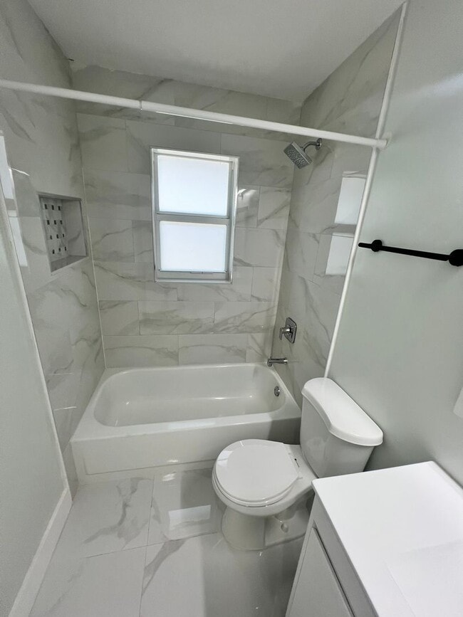 Building Photo - NEWLY RENOVATED 3 BEDROOM 2 BATH HOME- TIL...