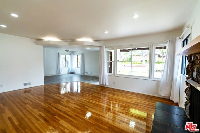 Building Photo - 443 Lomita St