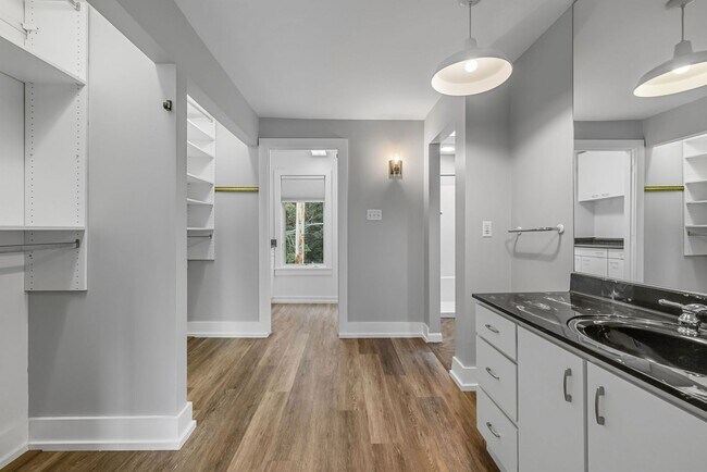 Building Photo - *Beautifully Updated & Spacious 4BD/2.5BA Single Family Home Available in South Side Slopes*