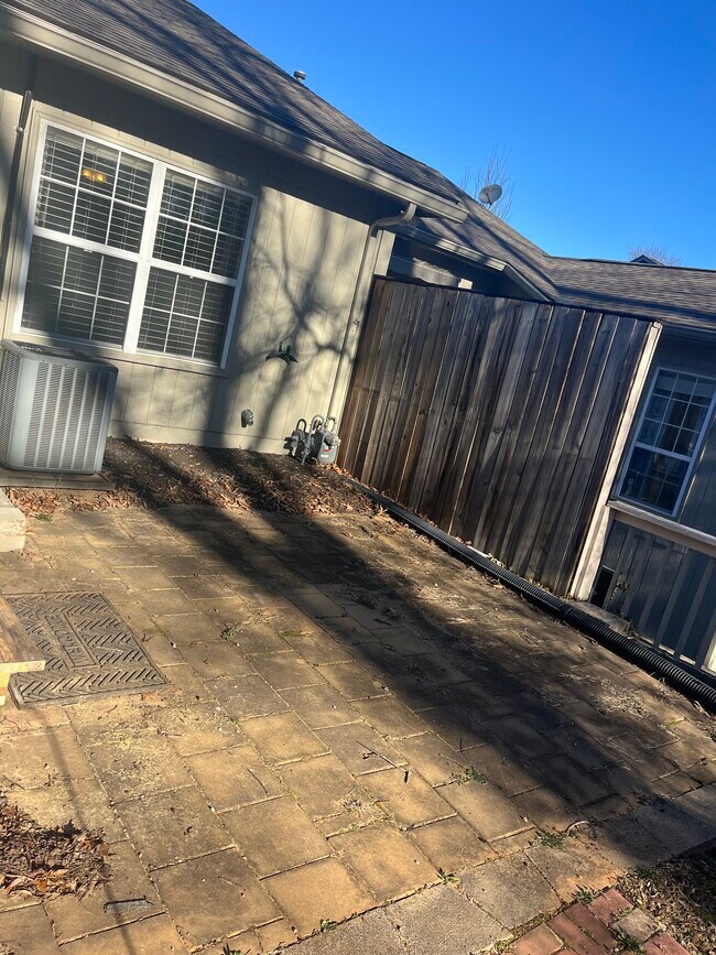 Building Photo - 2005 Locarno Dr