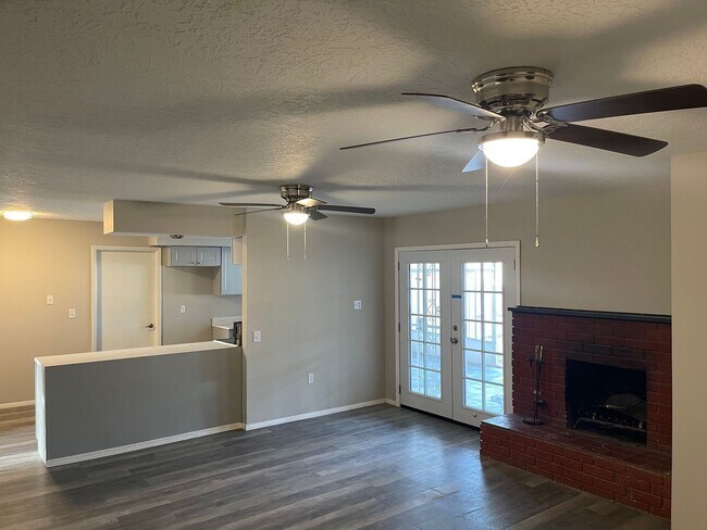 Building Photo - Charming 4-bedroom, 2-bathroom! Showings available NOW!