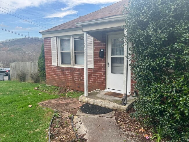 Building Photo - RARE CARSON LANE DUPLEX AVAILABLE