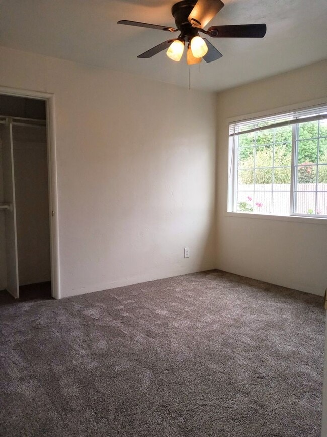 Building Photo - LAUR62-64