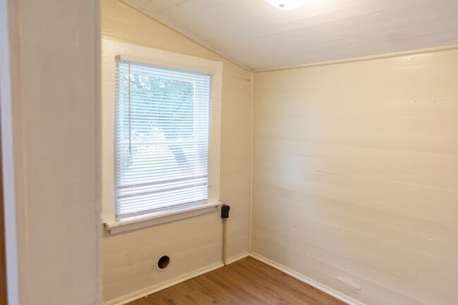 Building Photo - 1028 Fairview Dr SW