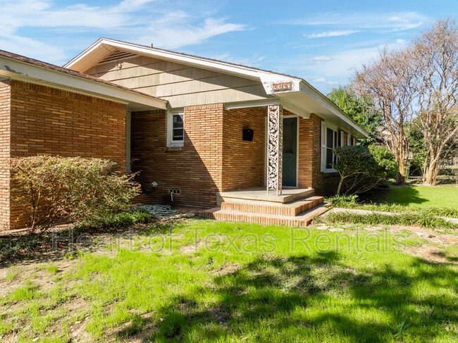 Building Photo - 3300 Adeline Dr