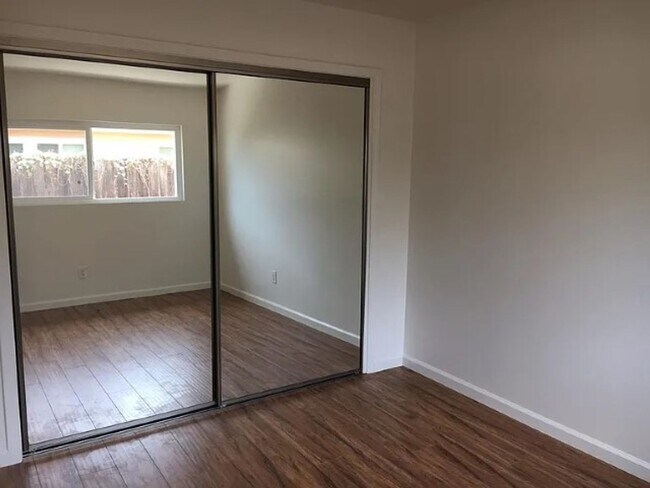 Building Photo - Charming 2-Bedroom Home in Prime 92117 Loc...
