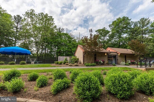 Building Photo - 2068 Royal Fern Ct