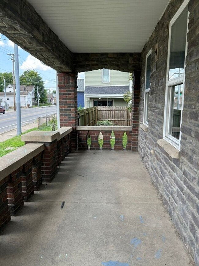 Building Photo - 925 Xenia Ave