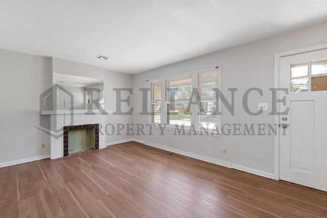 Building Photo - 709 S Pinecrest St