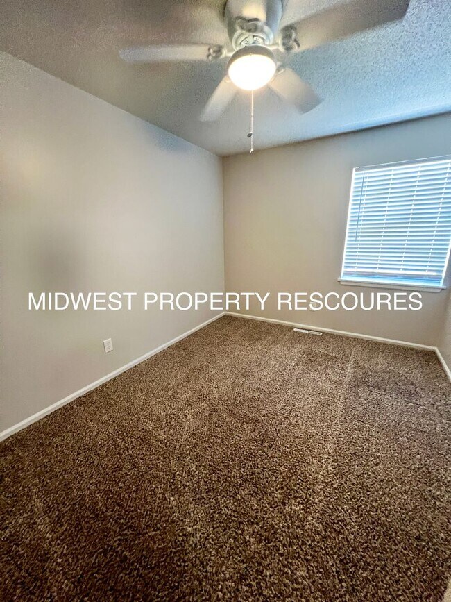 Building Photo - Stunning 2 Story townhome w/ outdoor Maintenance provided