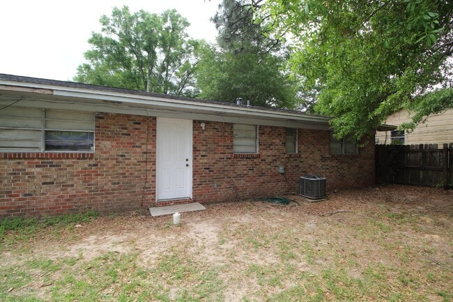 Building Photo - 2 bedroom, 1 bath unit located in the hear...