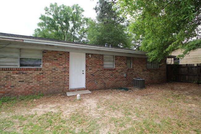 Building Photo - Recently Updated 2-Bedroom Milton Unit Featuring Modern Interior, Functional Layout, Shared Backy...