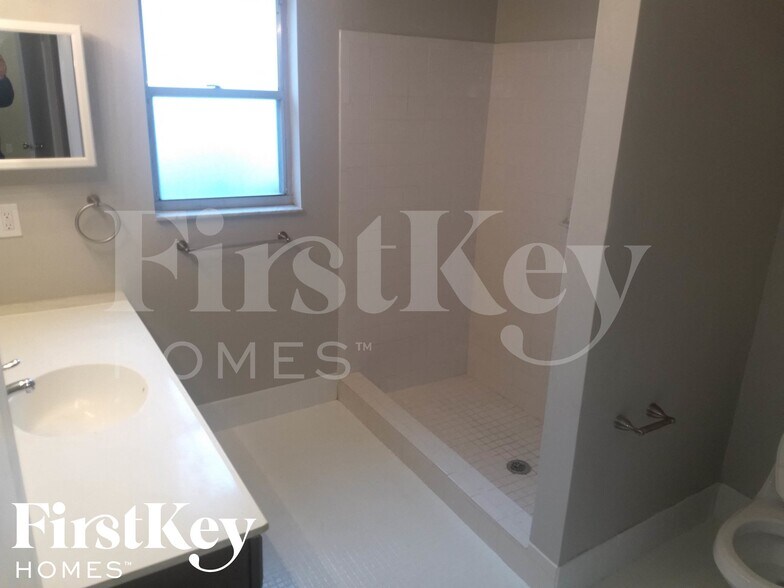 Building Photo - 3109 22nd Ave W