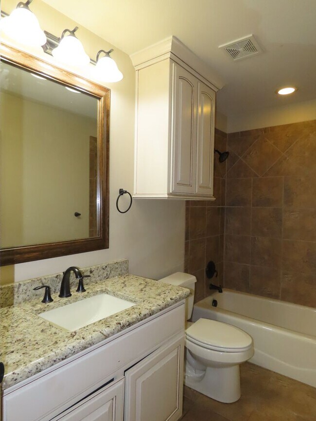 Building Photo - Lindale ISD- Gorgeous 4 Bedroom 2.5 Bathro...