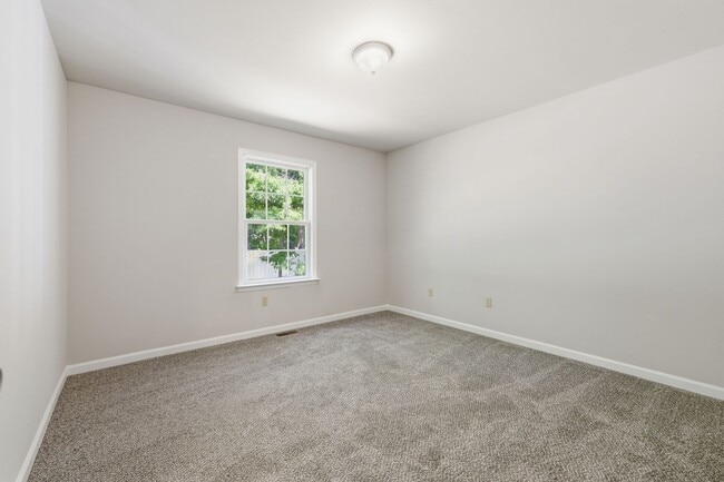 Building Photo - 104 Brijidan Ln