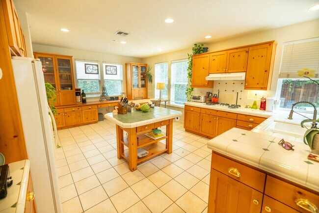 Building Photo - 115 Maybeck St