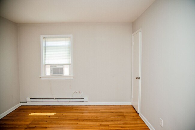 Building Photo - 1905 Grayland Ave