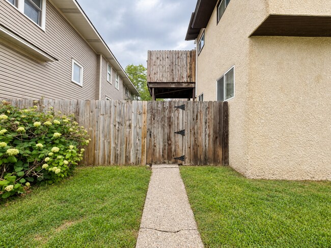 Building Photo - 2704 Garfield Ave