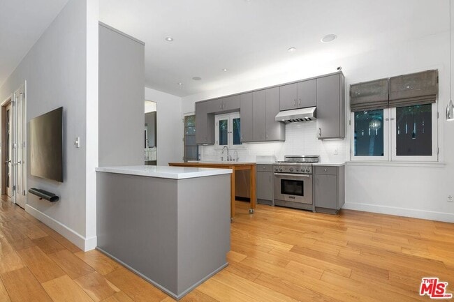 Building Photo - 429 N Lucerne Blvd