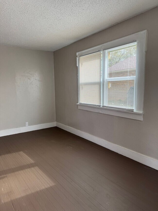 Building Photo - 702 N Buchanan St