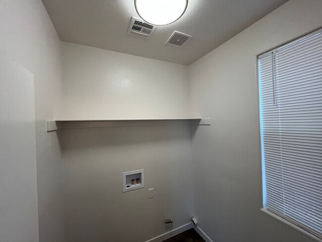 Building Photo - Beautiful home ready for rent