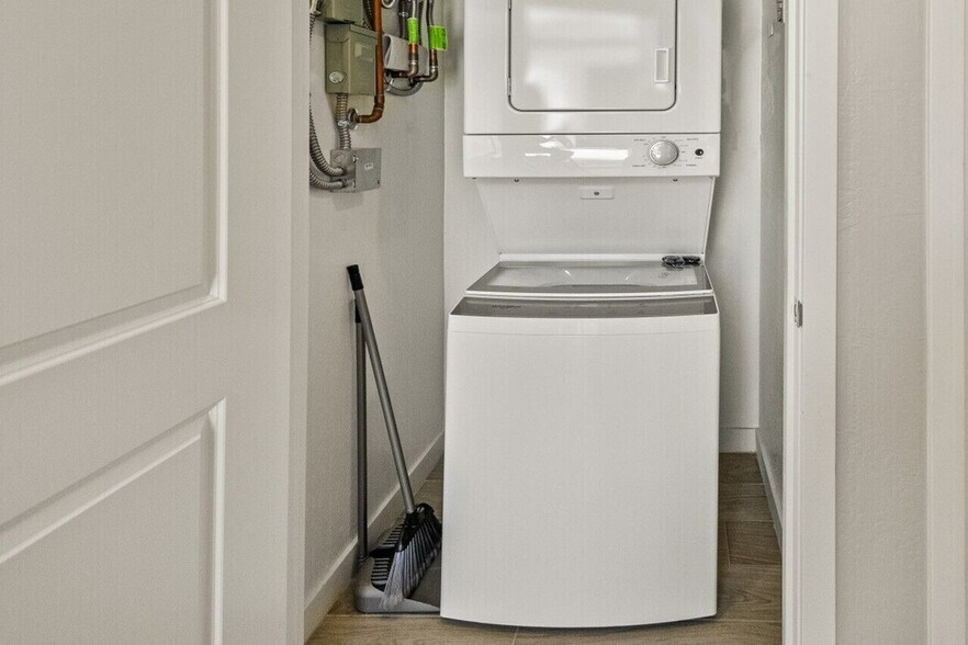 Building Photo - 6606 W Paradise Ln