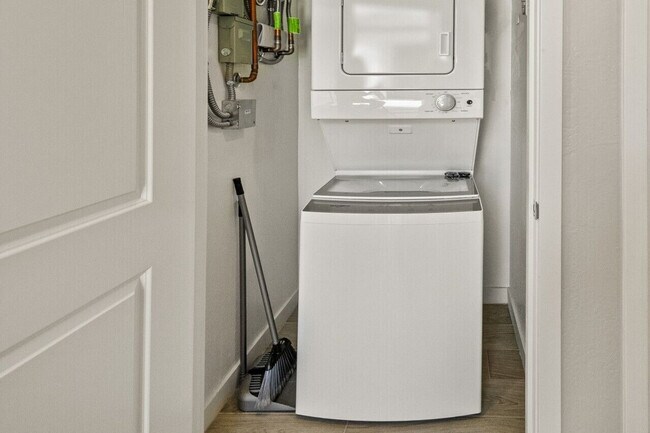 Building Photo - 6606 W Paradise Ln