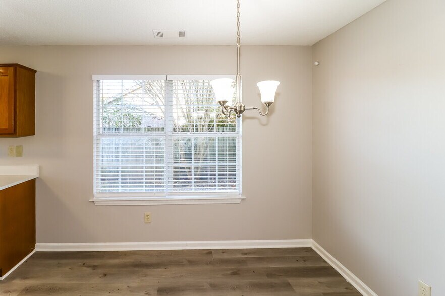 Building Photo - 180 Pine Ridge Ln