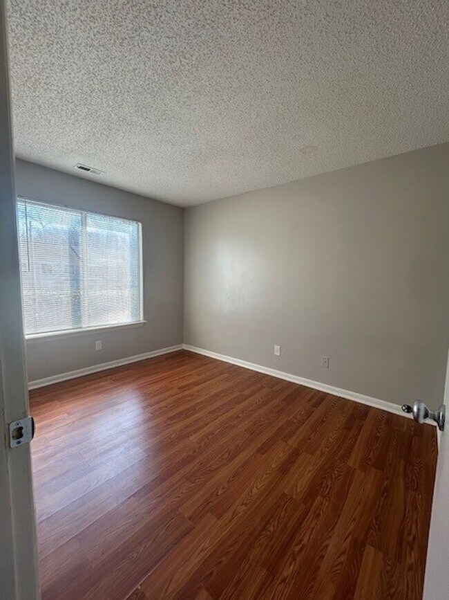Building Photo - 9505 University Terrace Dr