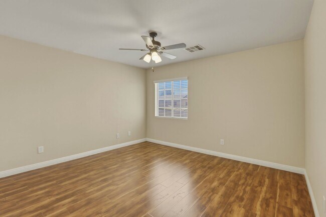 Building Photo - 4 Bedroom Home with Oversized Yard & RV Parking!