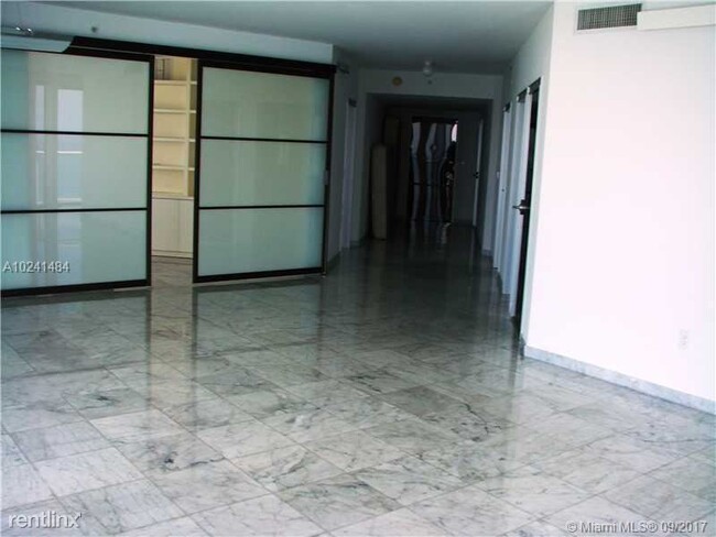 Building Photo - 3 br, 2.5 bath Condo - 6365 Collins Ave Gr...