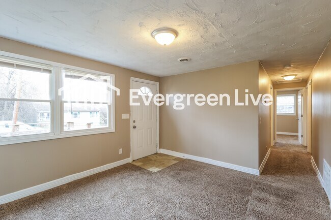 Building Photo - 107 W Leslie Ave